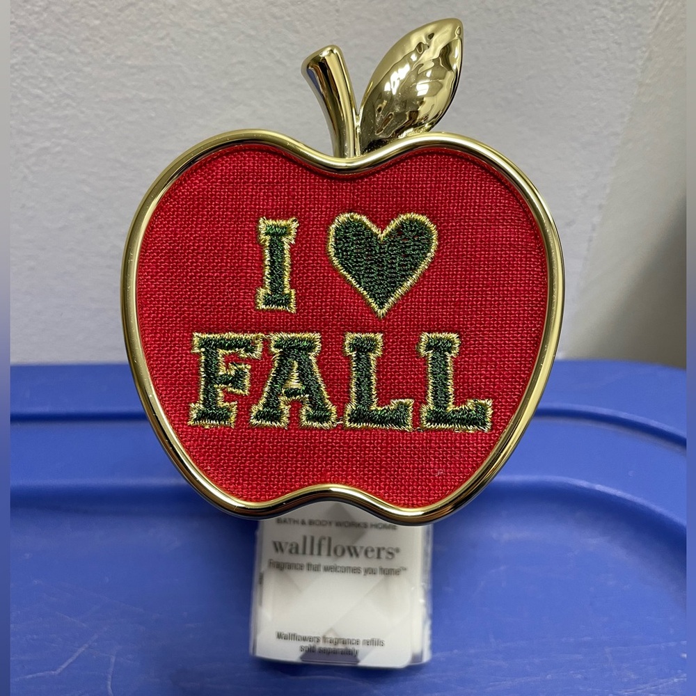 NWT Bath & Body Works APPLE 🍎 I LOVE FALL Wallflowers Fragrance Plug